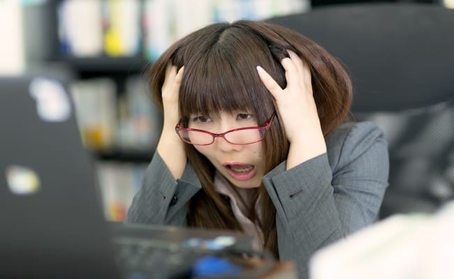職場でストレスを抱える女性